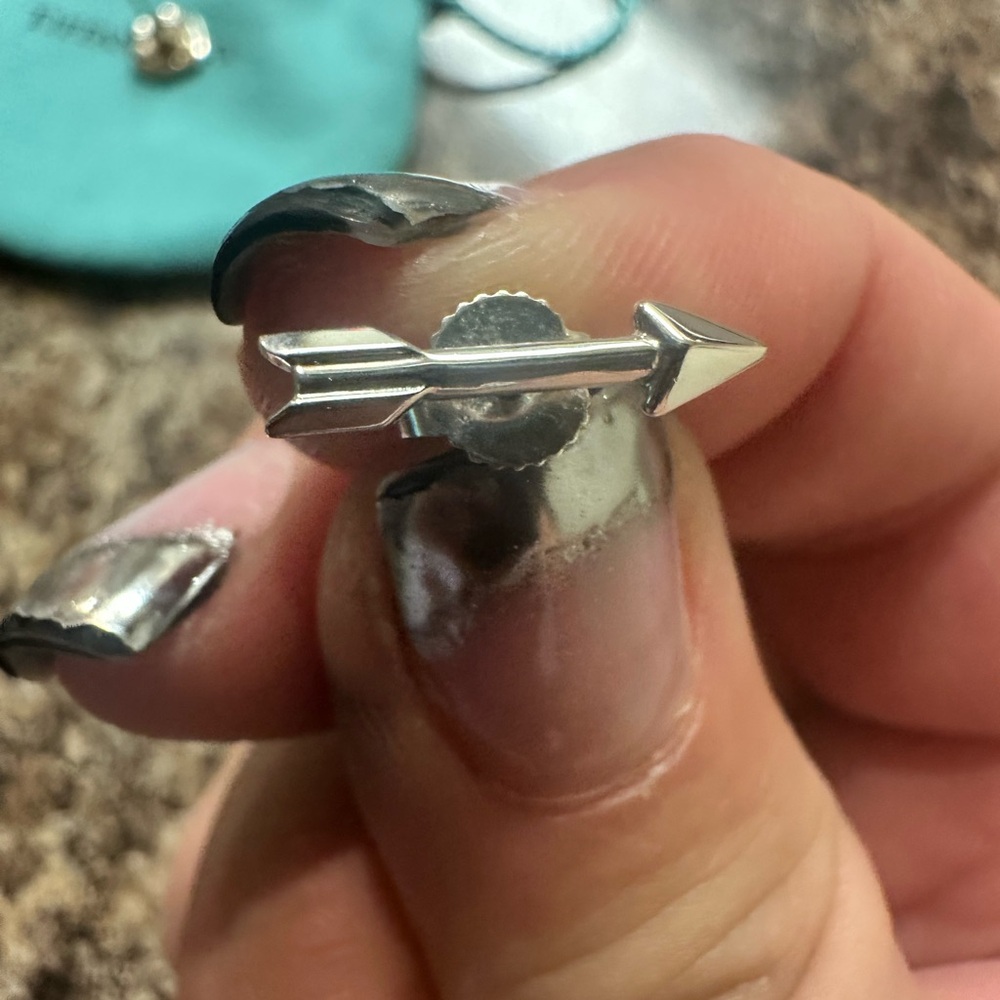 Tiffany & Co. Silver Heart and Arrow stud earrings - Picture 3 of 5